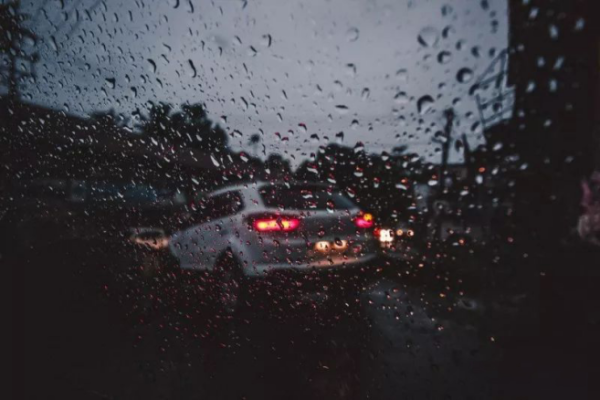 雨天开车要注意什么？